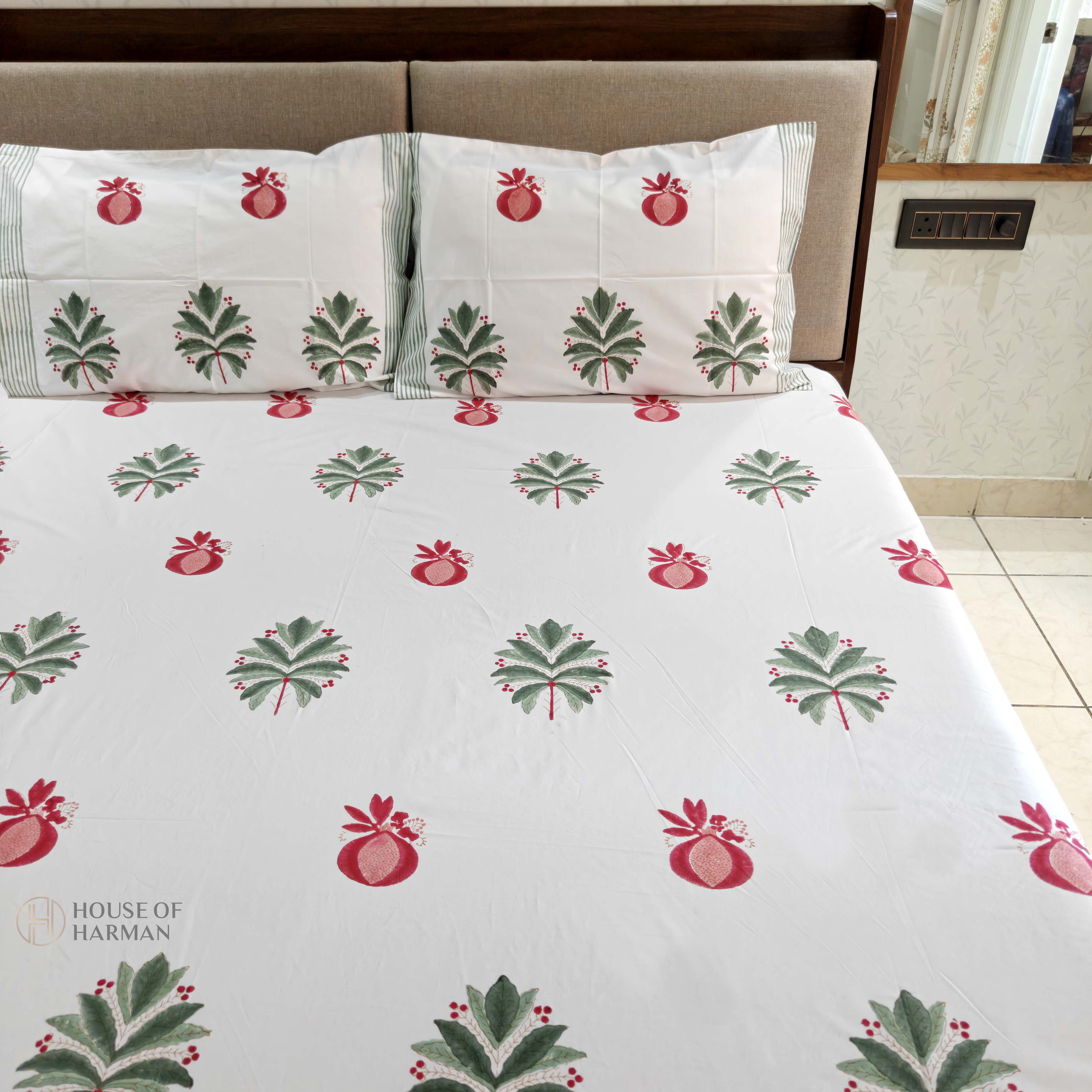 PomLeaf Classic Grid Bedsheet and Quilt