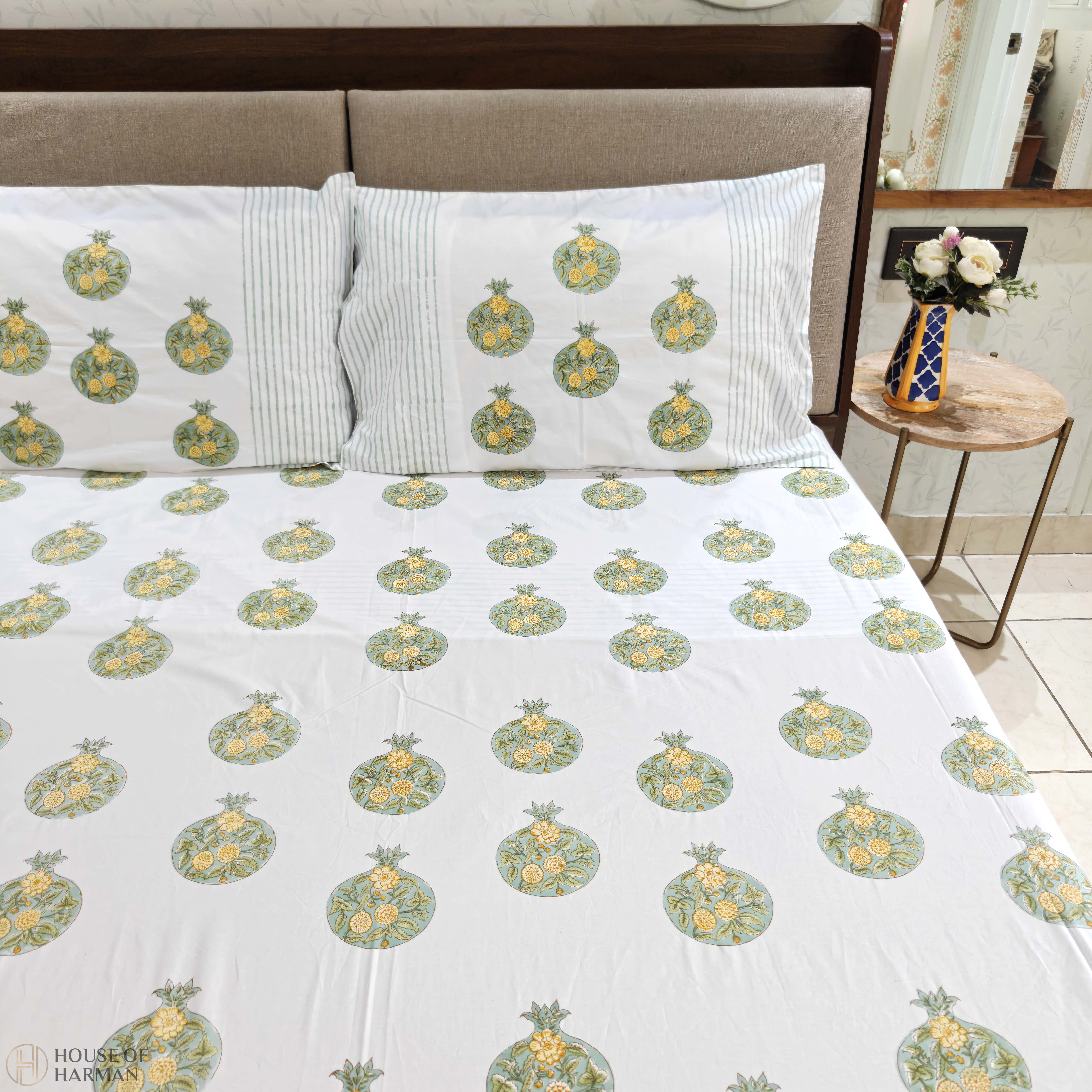 Pommist Orchard Haven Bedsheet