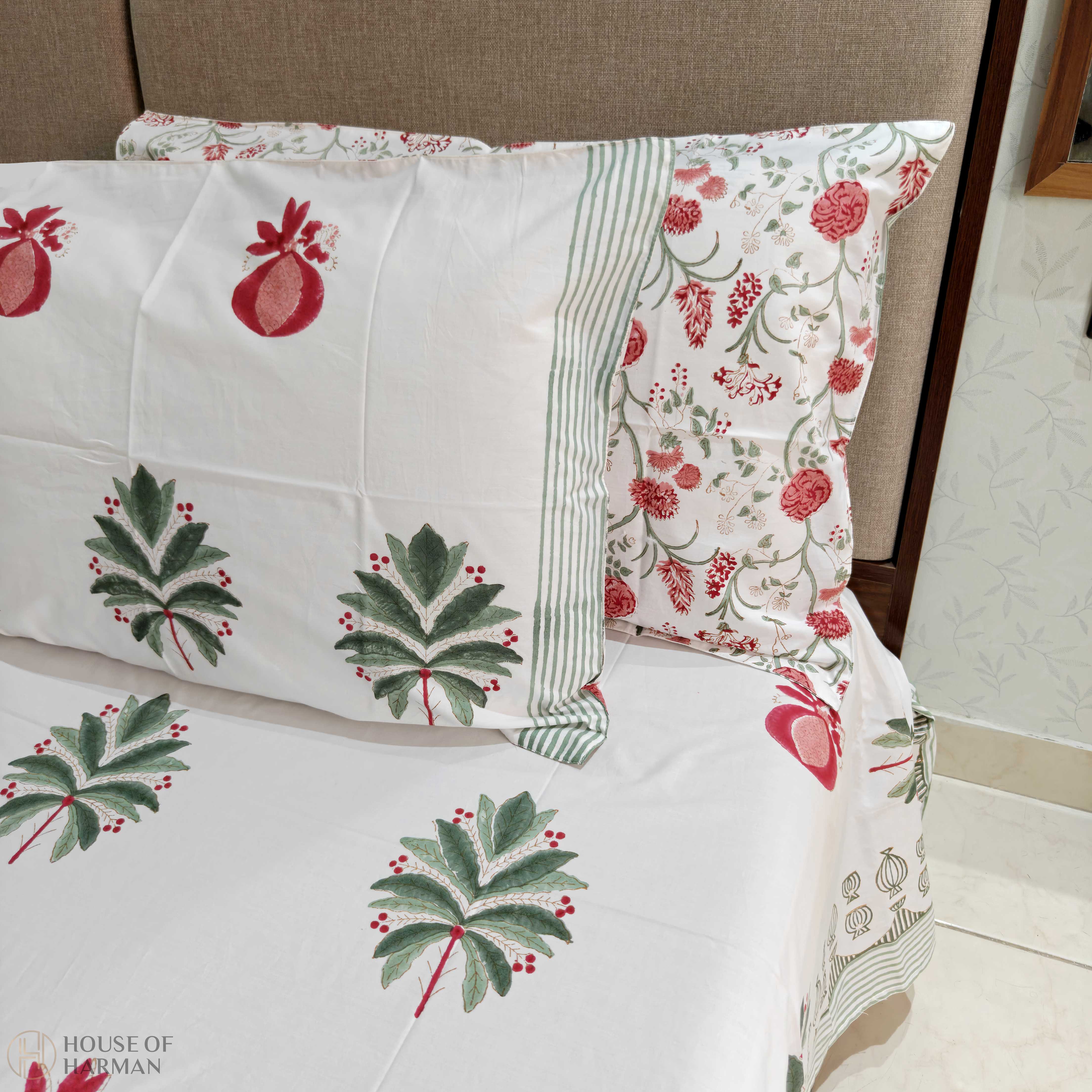 PomLeaf Classic Grid Bedsheet and Quilt