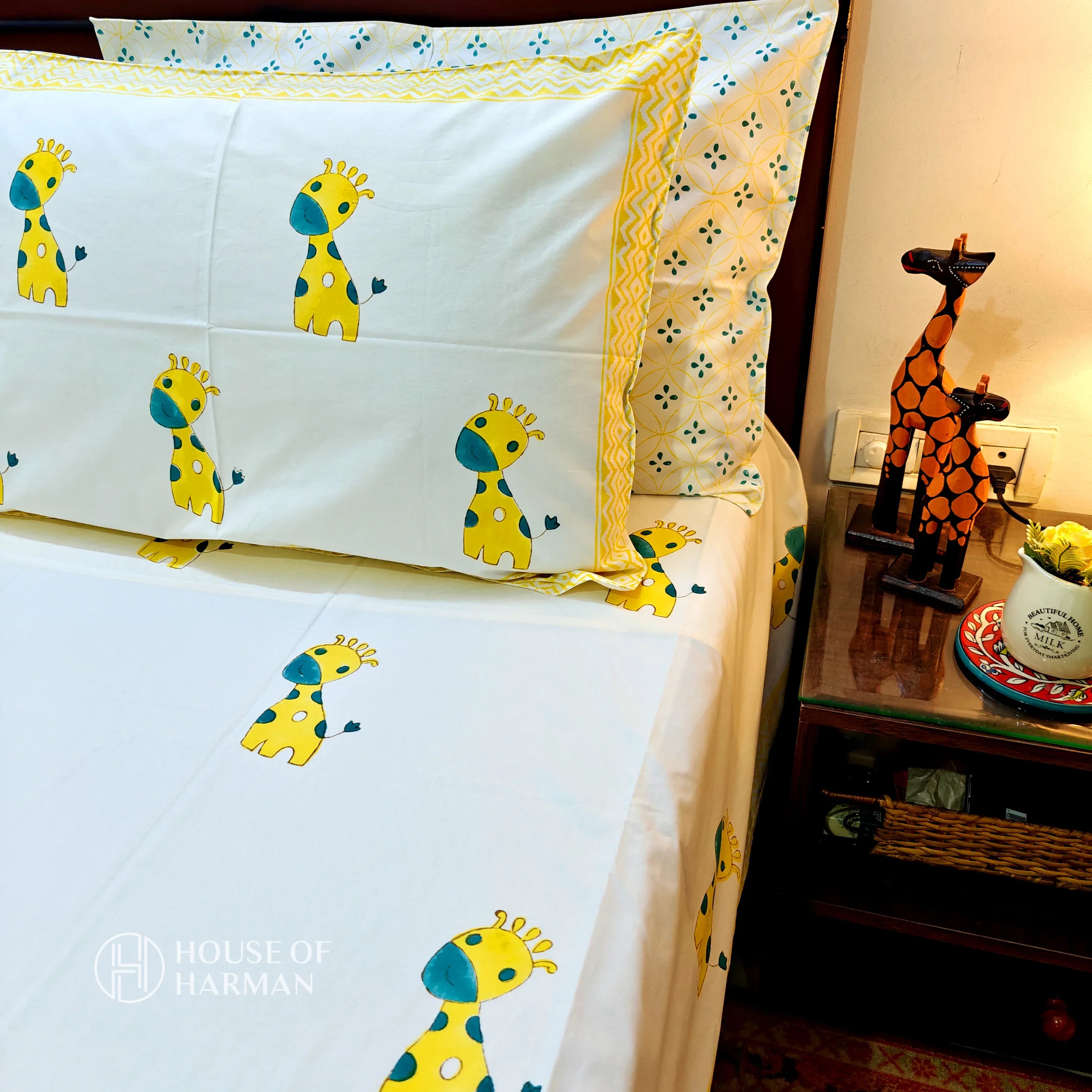 Giraffe Giggles Bedsheet - HOUSE OF HARMAN