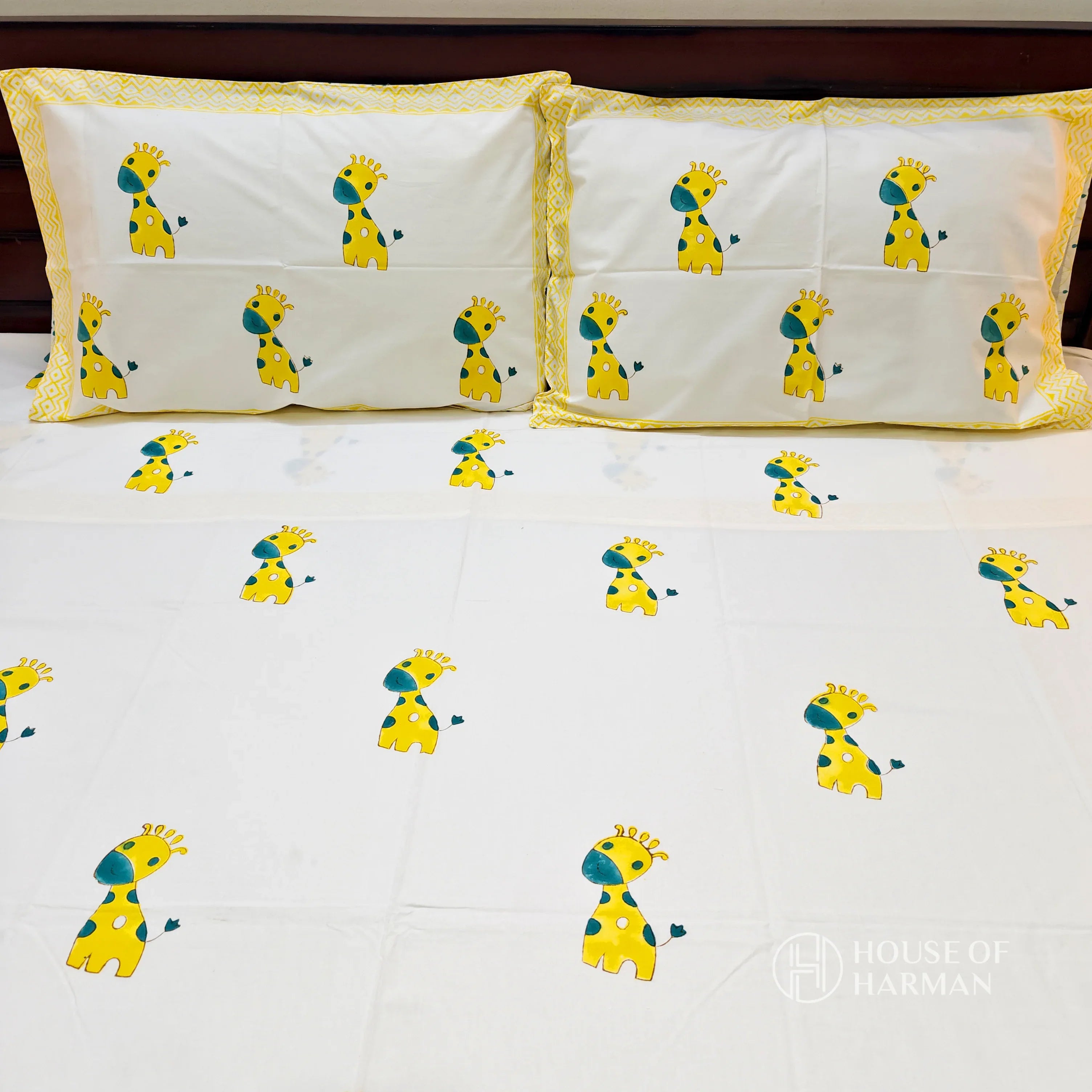 Giraffe Giggles Bedsheet - HOUSE OF HARMAN