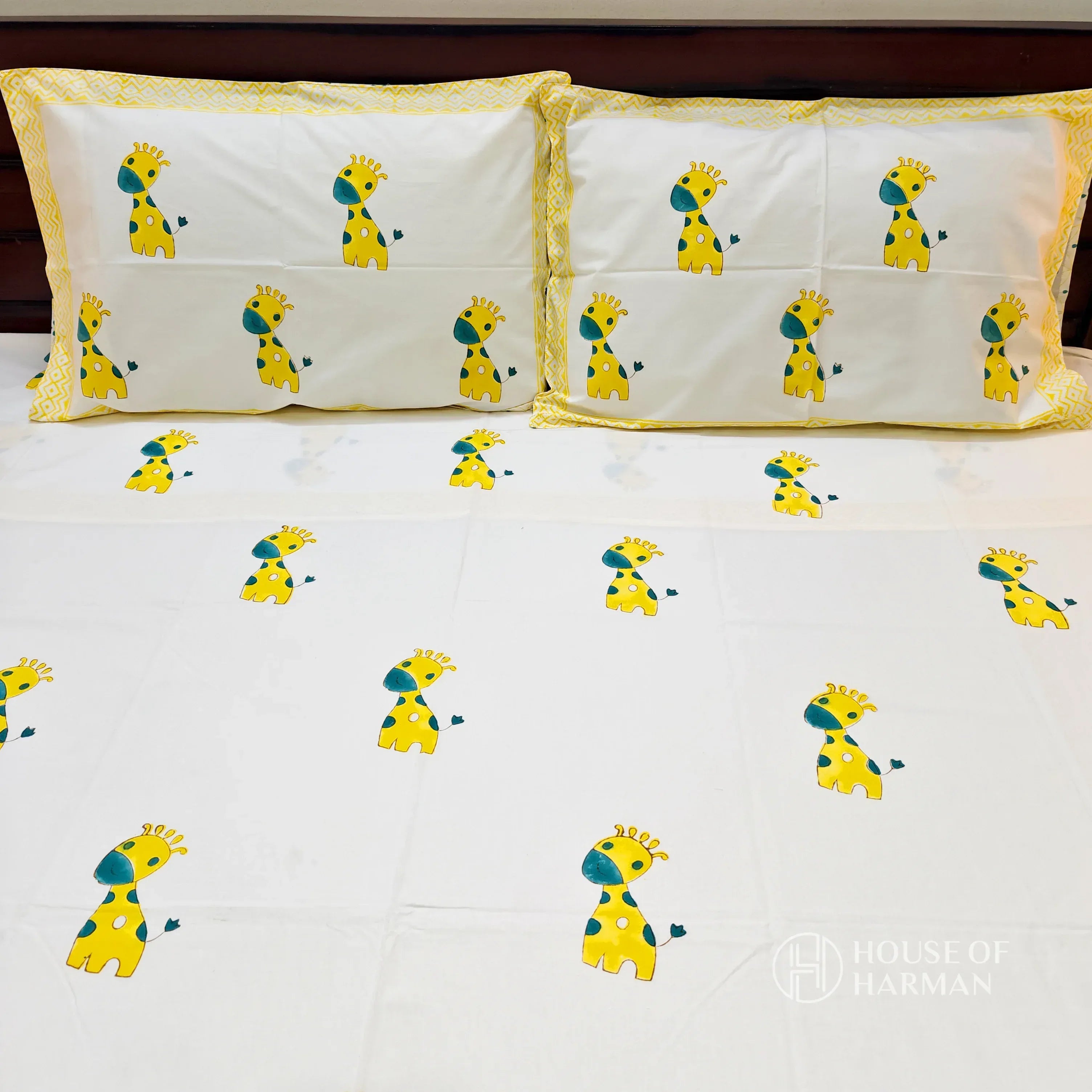 Giraffe Giggles Bedsheet - HOUSE OF HARMAN