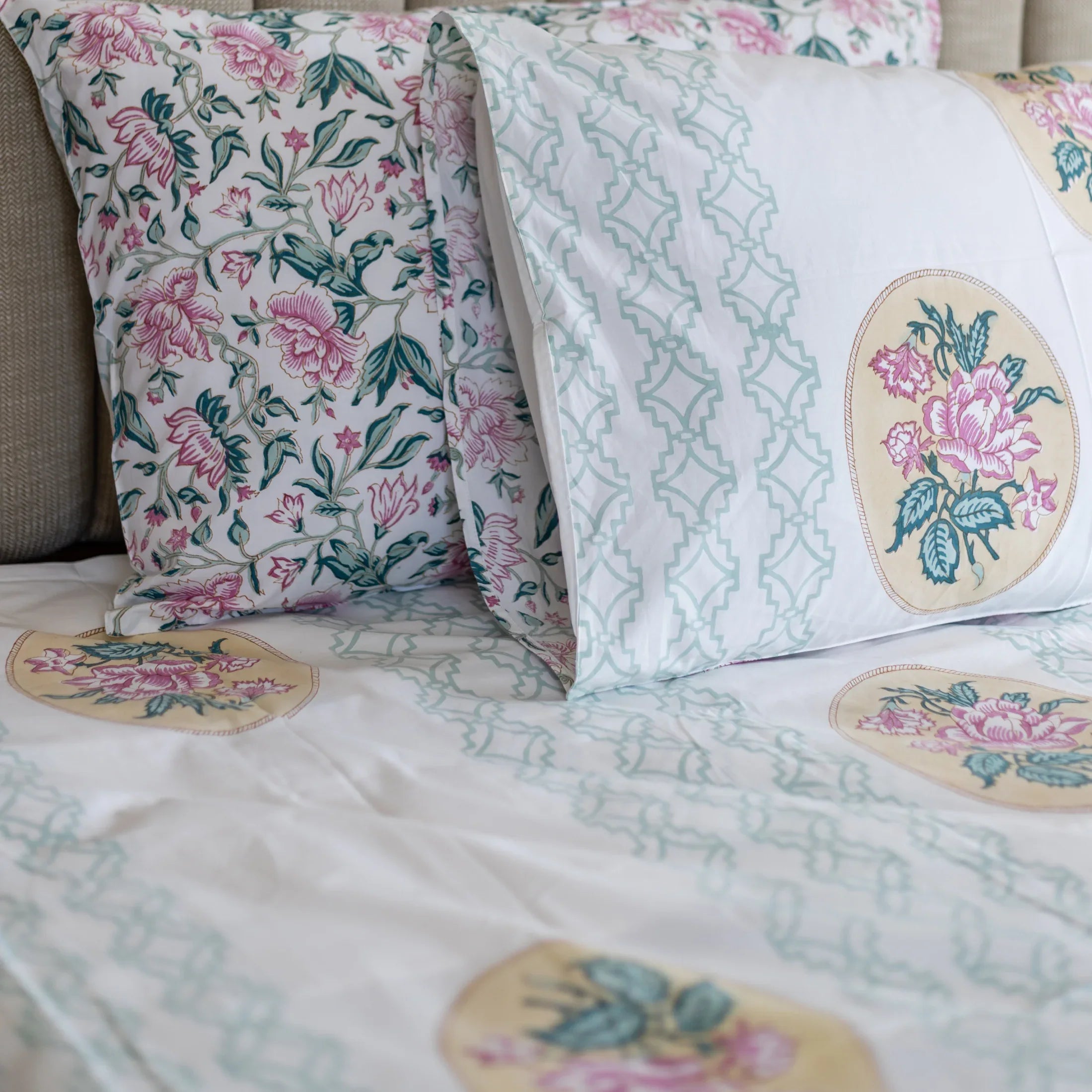 Blushing Rose Elegance Bedsheet and Quilt - HOUSE OF HARMAN