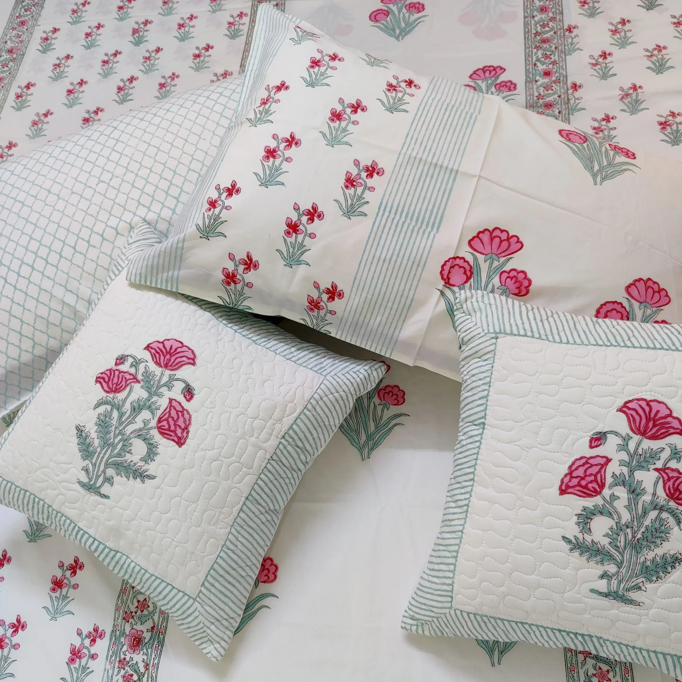 Pink Petal Dreams Bedsheet - HOUSE OF HARMAN