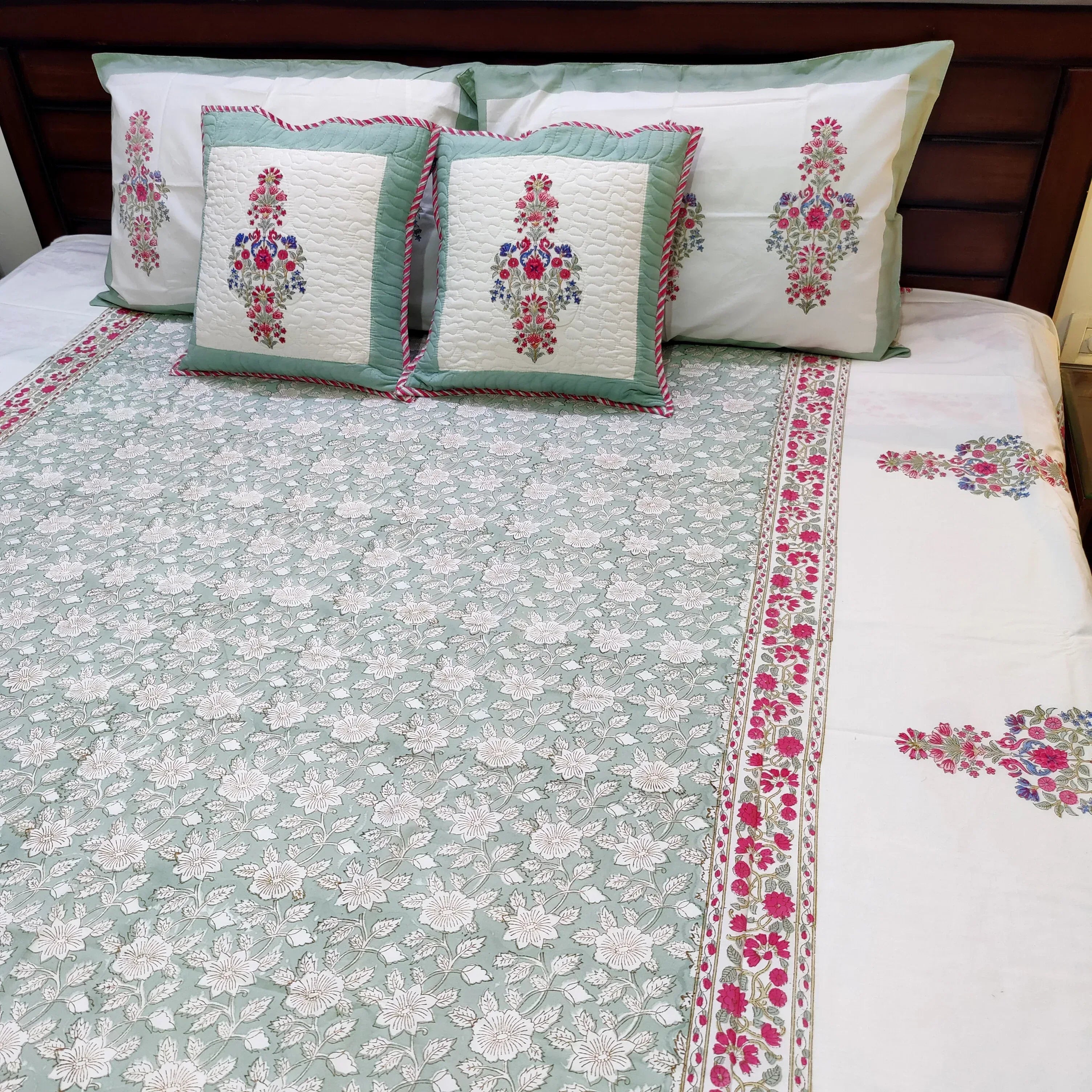 Earthy Floral Elegance Bedsheet and Quilt - HOUSE OF HARMAN