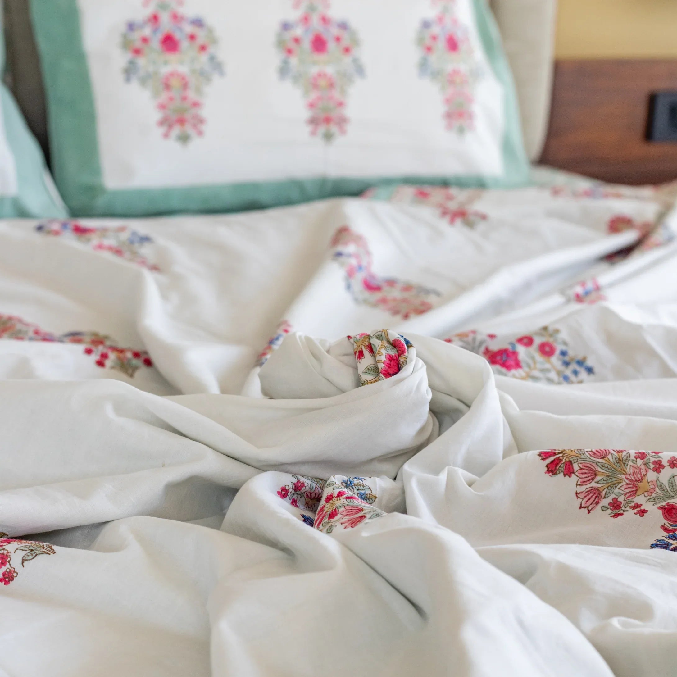 Earthy Floral Elegance Dohar - HOUSE OF HARMAN