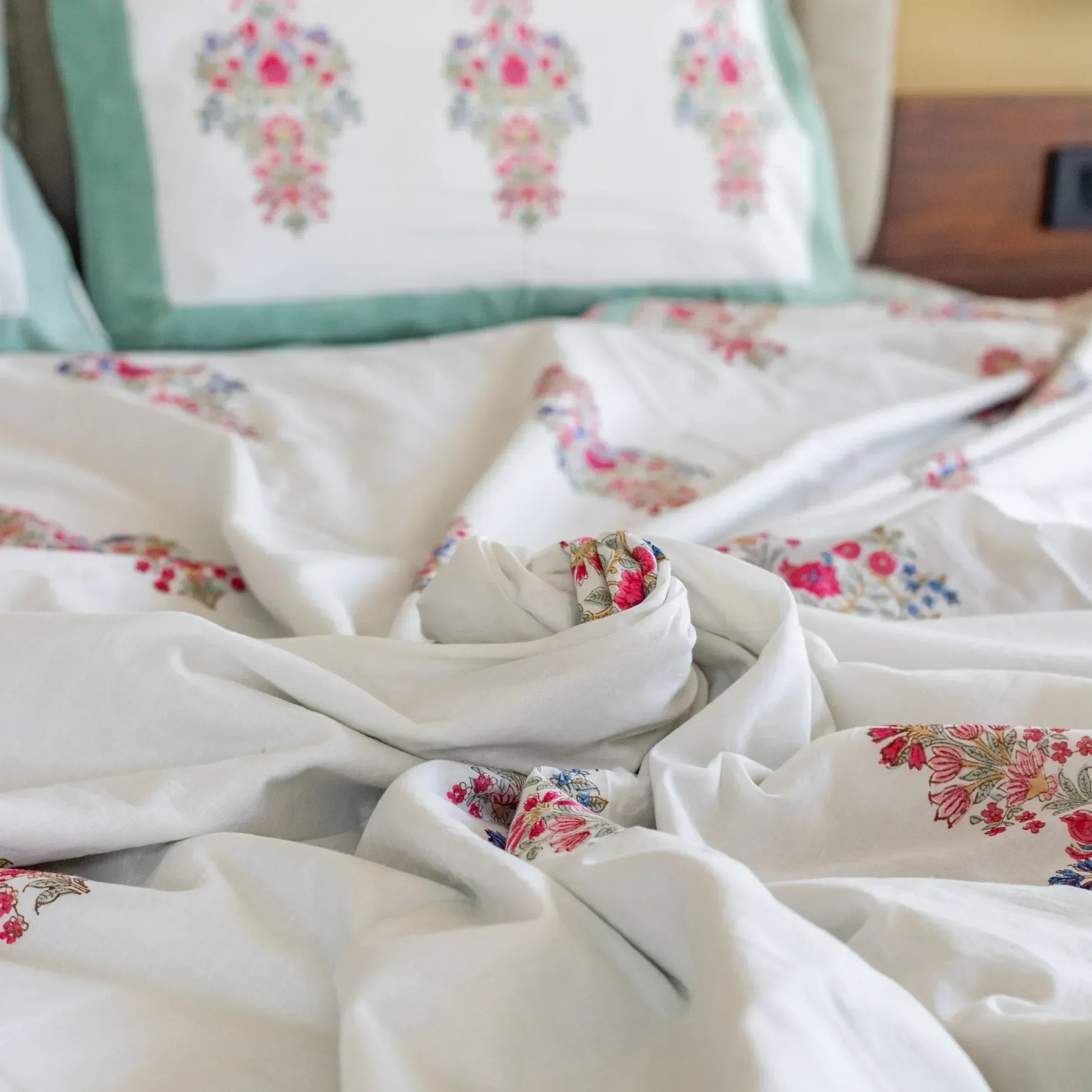 Earthy Floral Elegance Dohar - HOUSE OF HARMAN