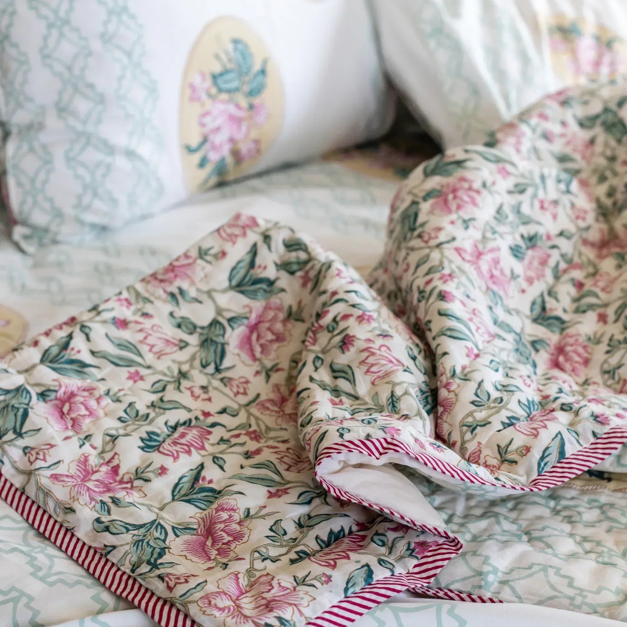 Blushing Rose Elegance Bedsheet and Quilt - HOUSE OF HARMAN