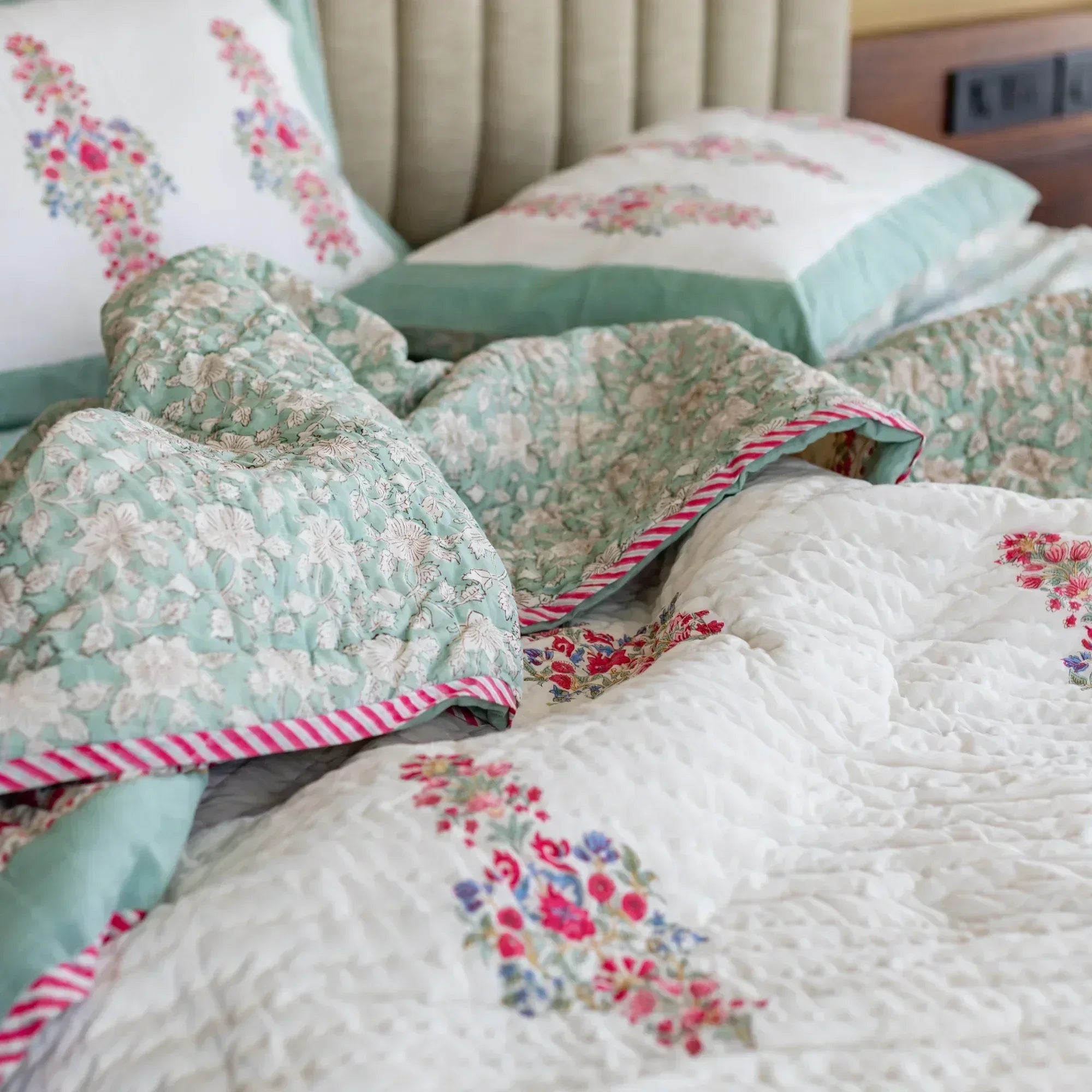 Earthy Floral Elegance Bedsheet and Quilt - HOUSE OF HARMAN