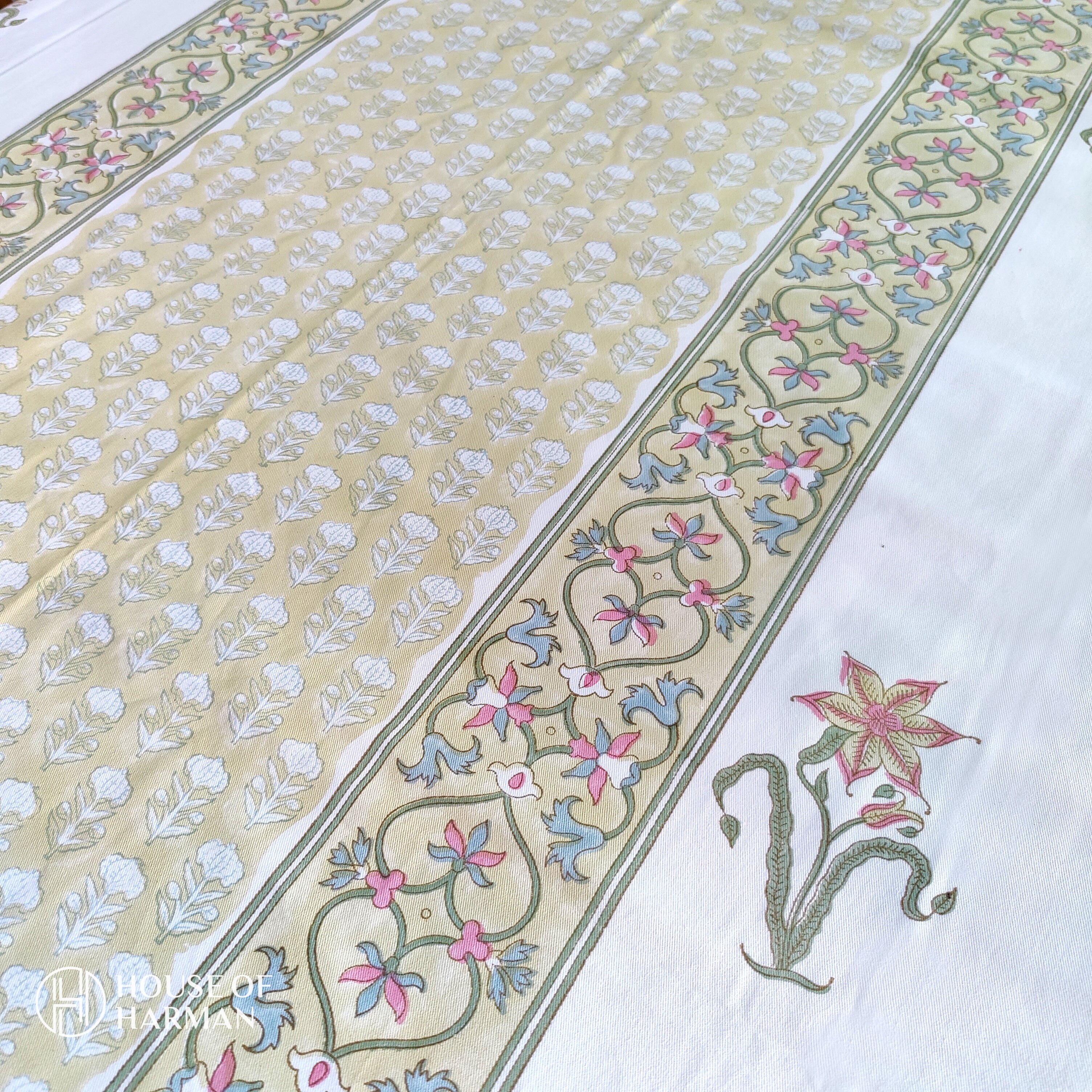 Golden Bloom Grace Table Cover