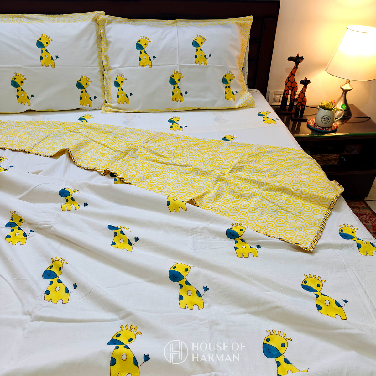 Giraffe Giggles Bedsheet and Dohar