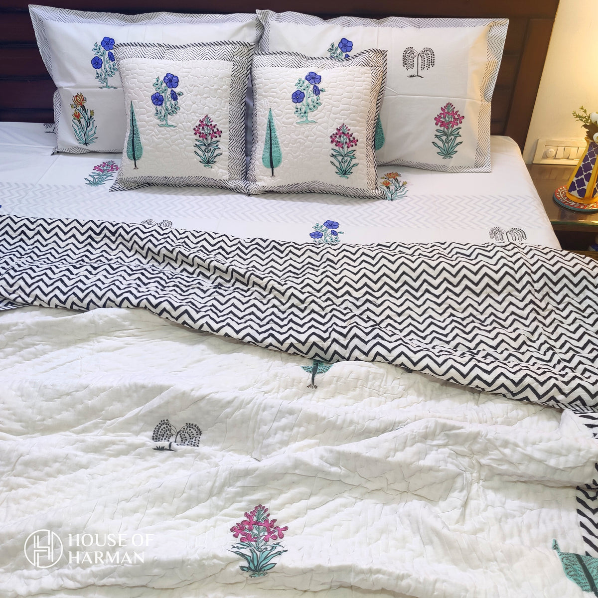 Classic Guldasta Bedsheet and Quilt