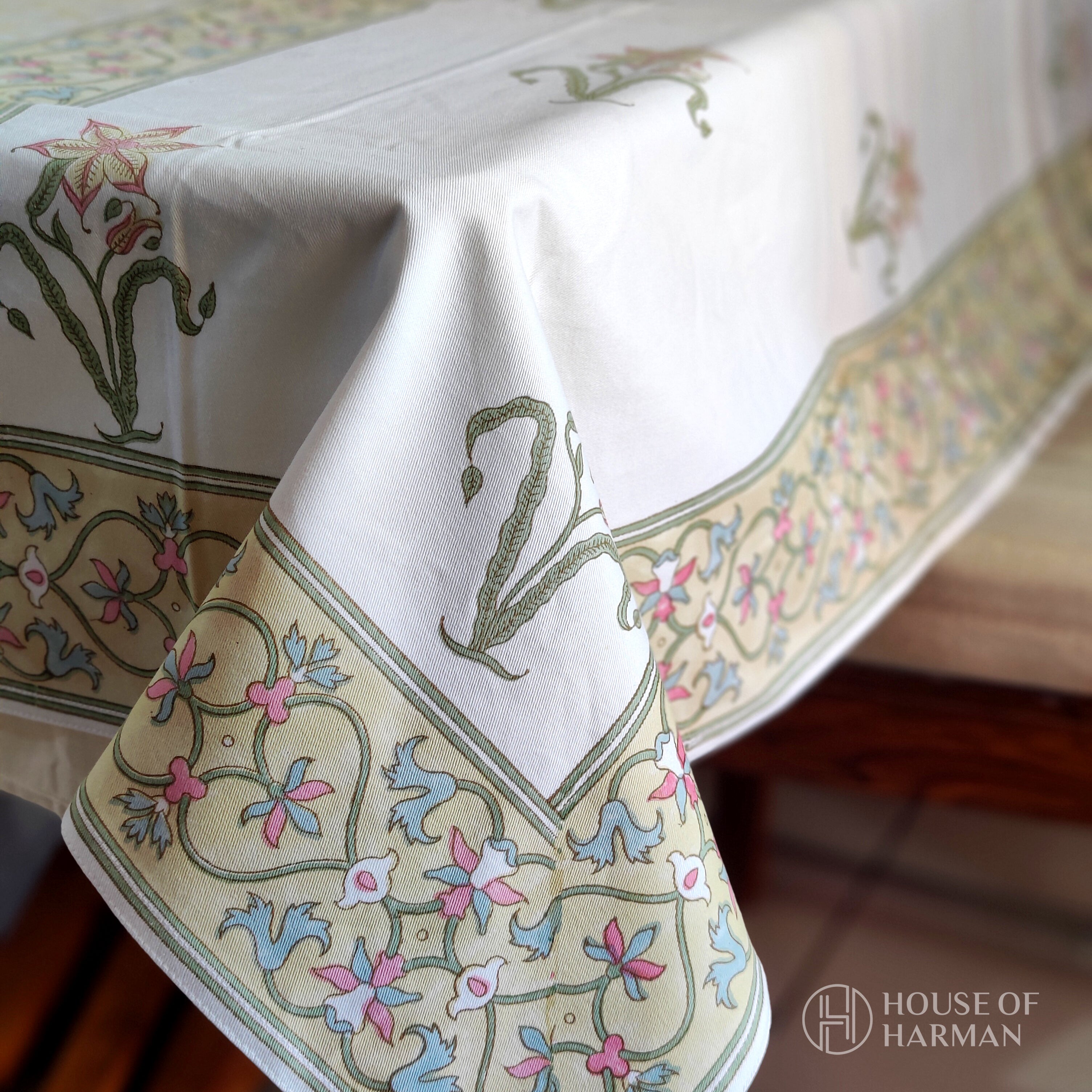 Golden Bloom Grace Table Cover