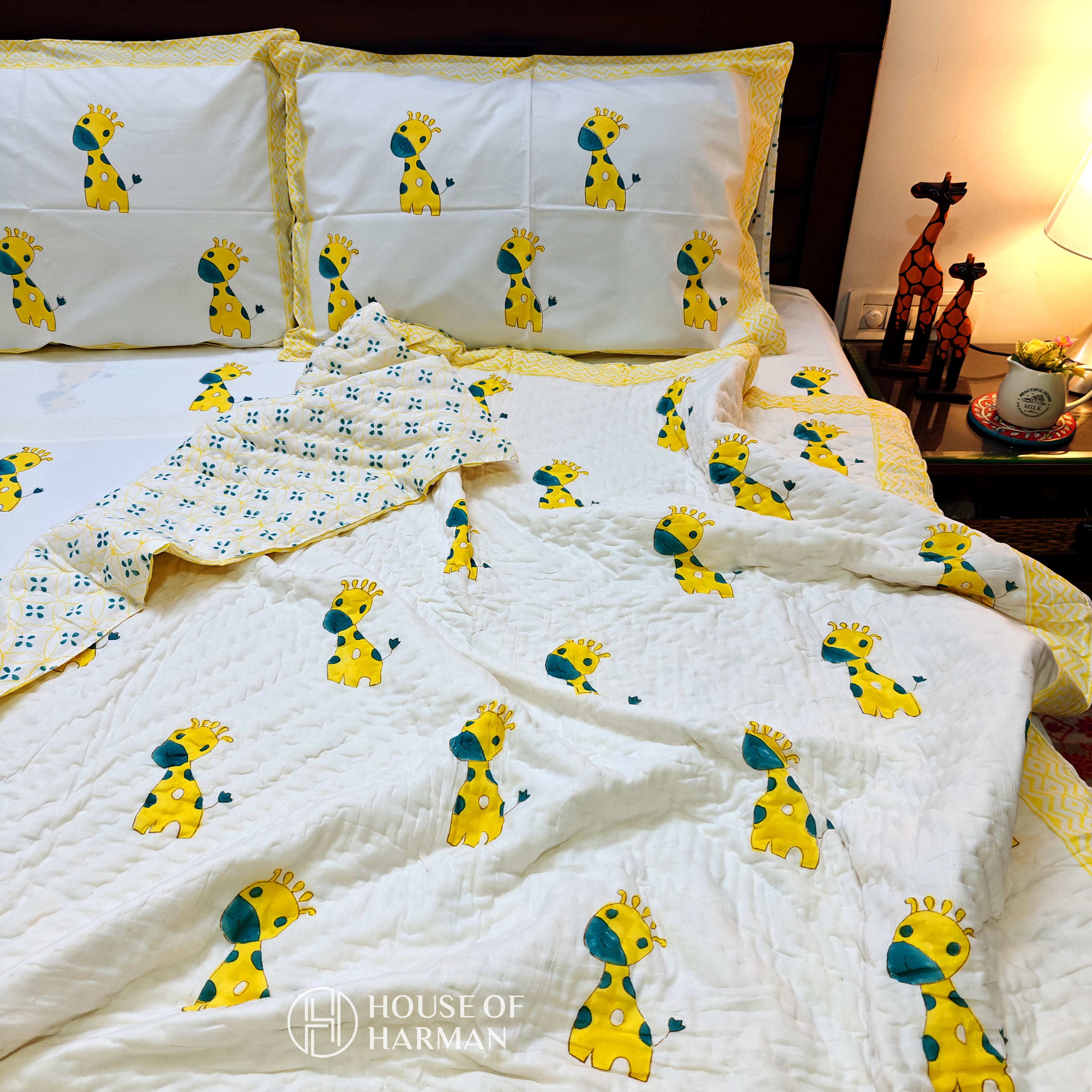 Giraffe Giggles Bedsheet and Quilt